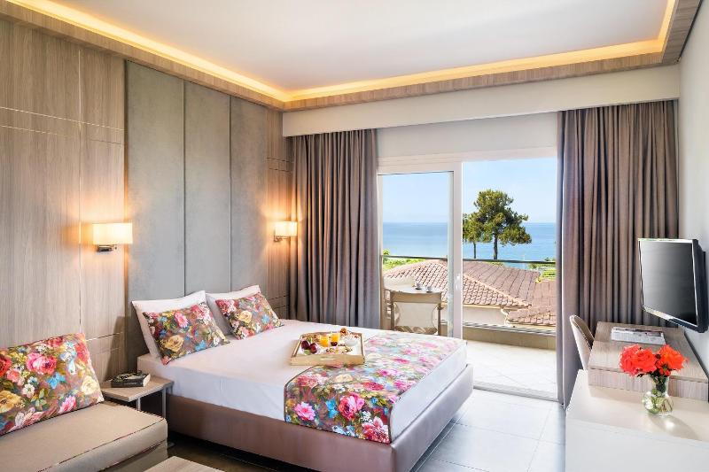 Deluxe Double Room with Sea View image 3