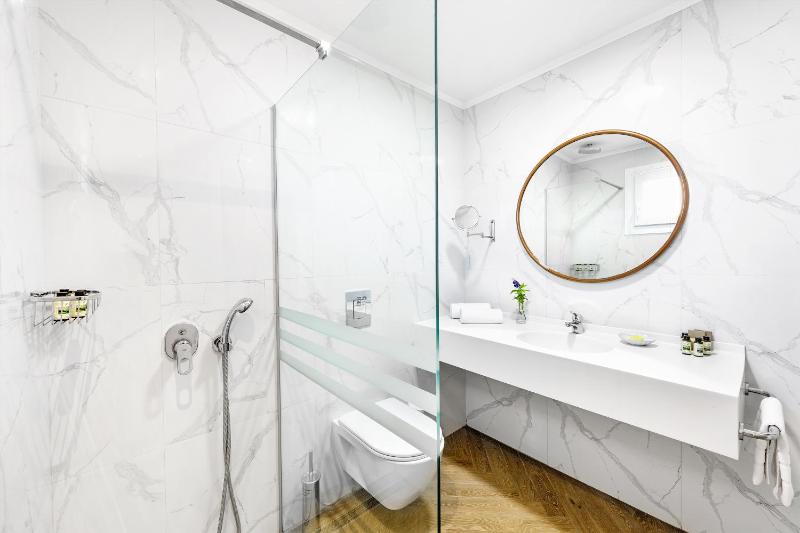 Deluxe Double Room with Garden View image 1