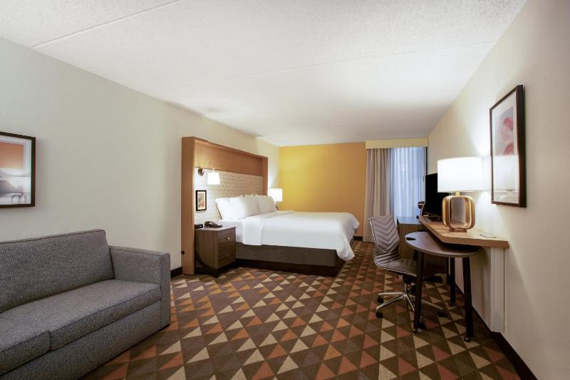 Standard King Room image 3