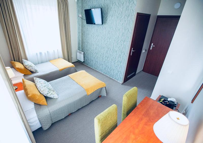 Standard Twin Room image 3