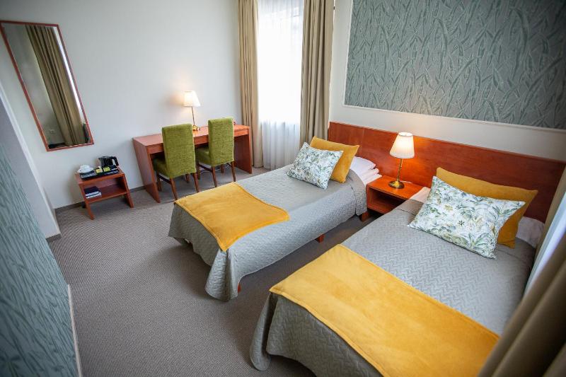 Standard Twin Room image 4
