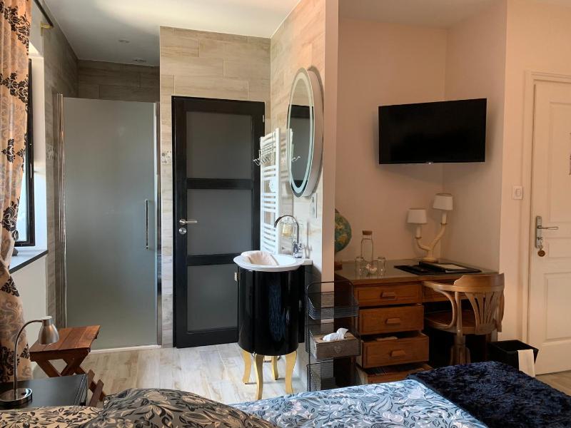 Deluxe Double Room with Shower image 4