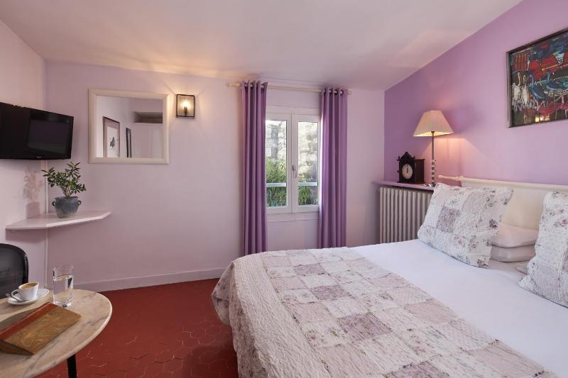 Classic Double Room image 4