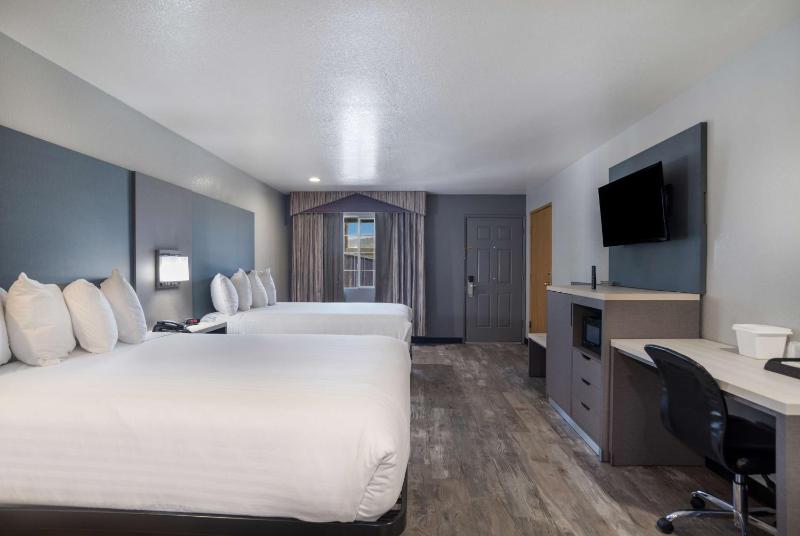 Queen Room with Two Queen Beds - Non-Smoking image 3