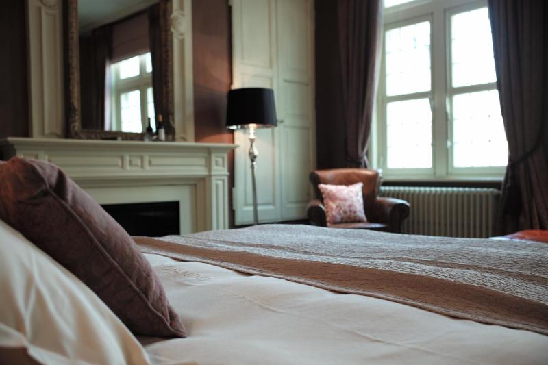 Deluxe King Room with City View image 4