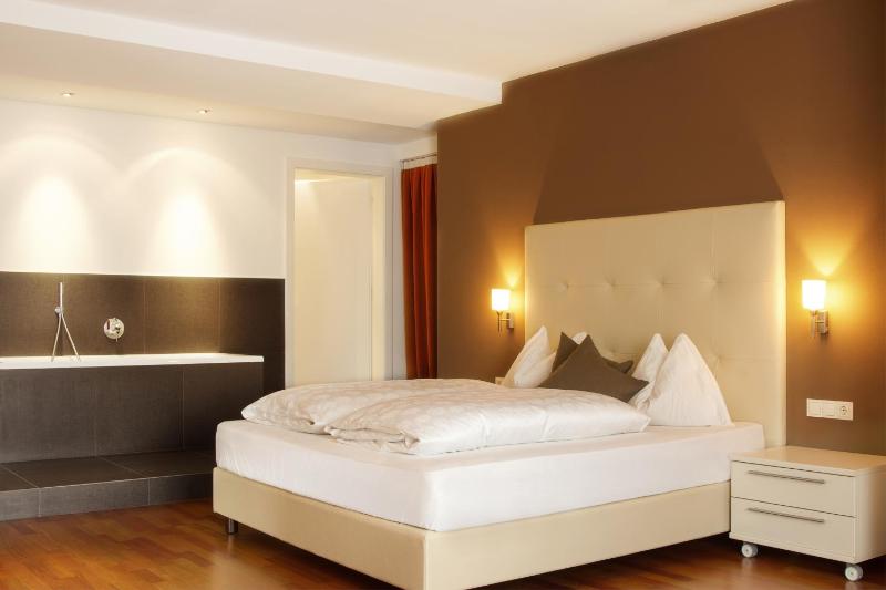 Luxury One-Bedroom Apartment image 2