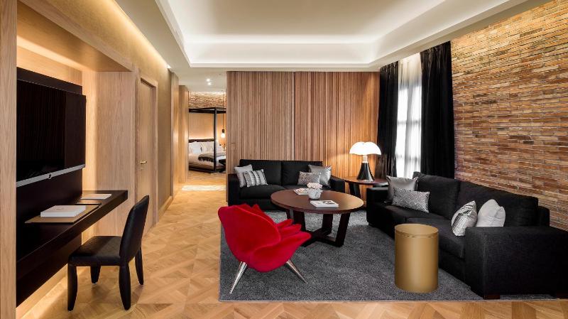 Superior Suite with City View image 4