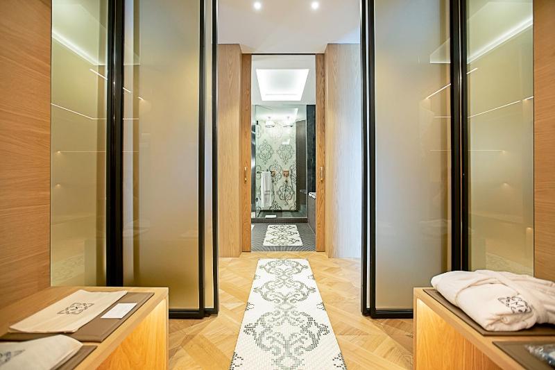 Superior Suite with City View image 2