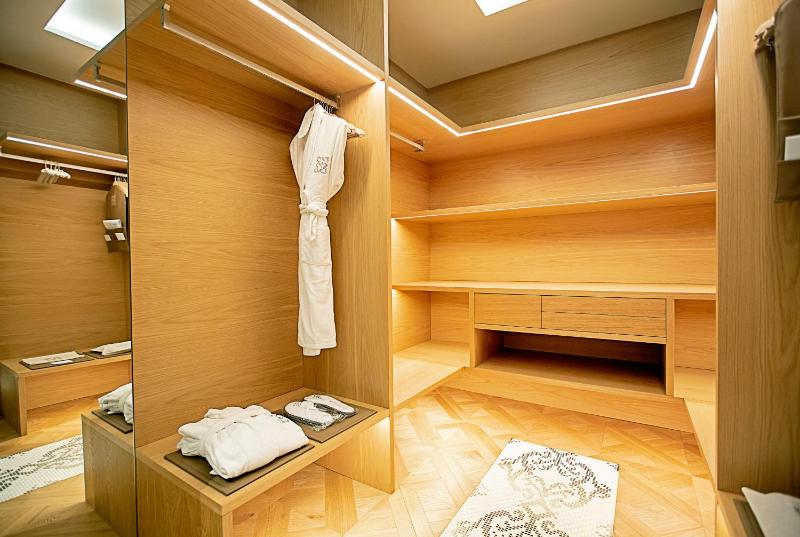 Superior Suite with City View image 3