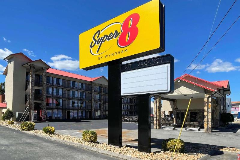 Super 8 by Wyndham Pigeon Forge Downtown - image 2
