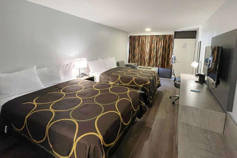 Queen Room with Two Queen Beds - Non-Smoking image 4