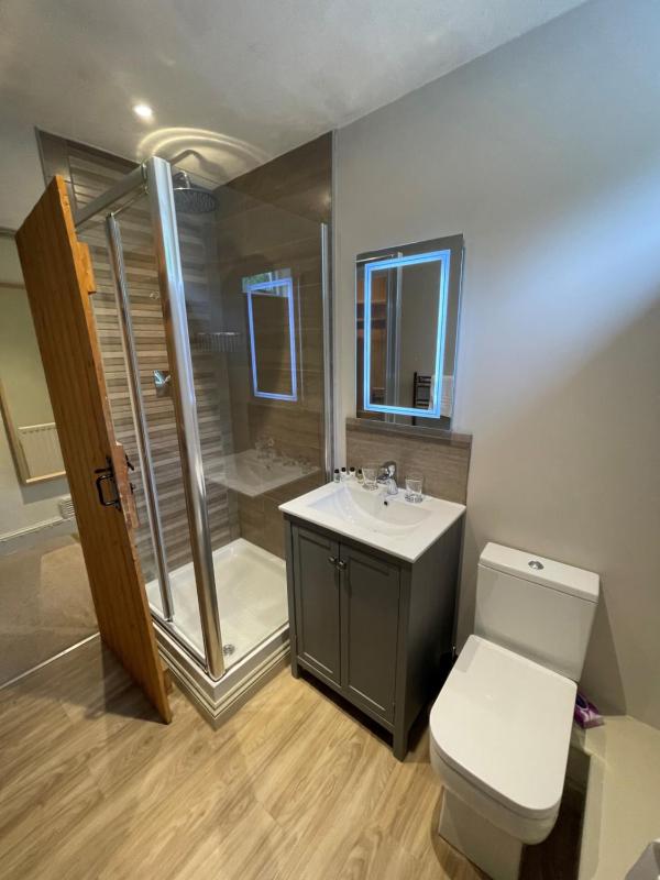 Small Double Room Ensuite image 3