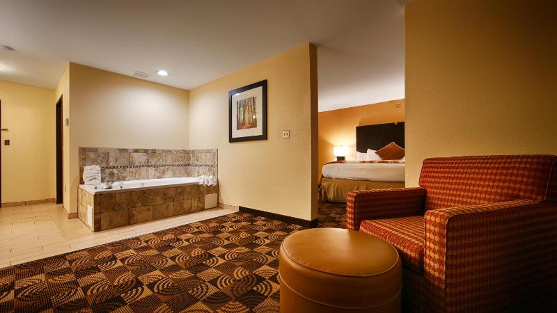 King Suite with Hot Tub - Non-Smoking image 2