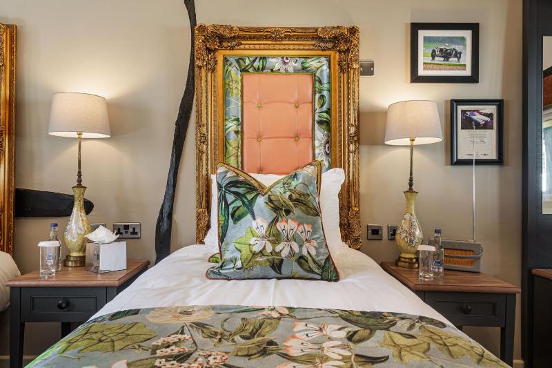 Twin Room image 4