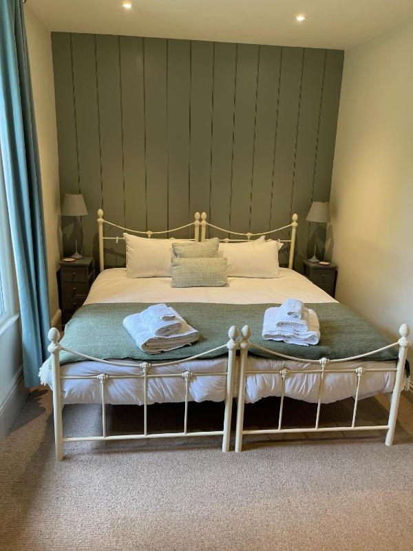 Twin Room Ensuite image 4