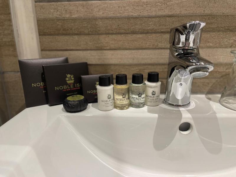 Twin Room Ensuite image 3