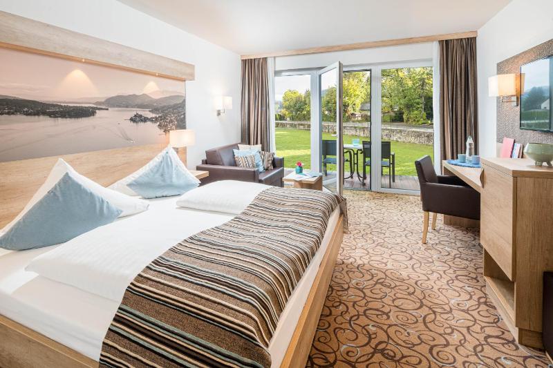 Superior Double Room with Balcony image 3