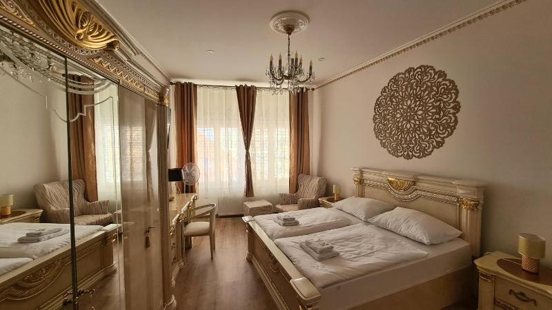Deluxe King Suite image 3