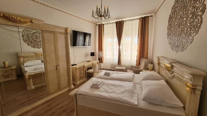 Deluxe King Suite image 4