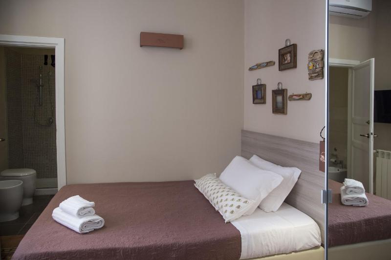 Single Room image 4