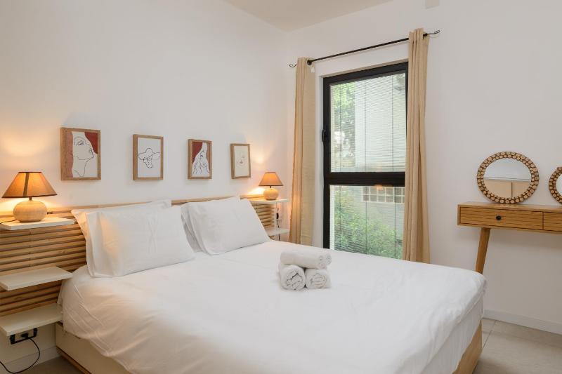 Stylish 2 BR with Balcony in Ben Yehuda by HolyGuest - image 10