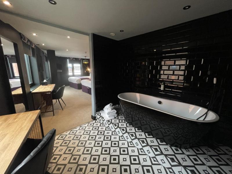 Deluxe Quadruple Room image 2