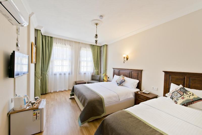 Deluxe Quadruple Room image 2