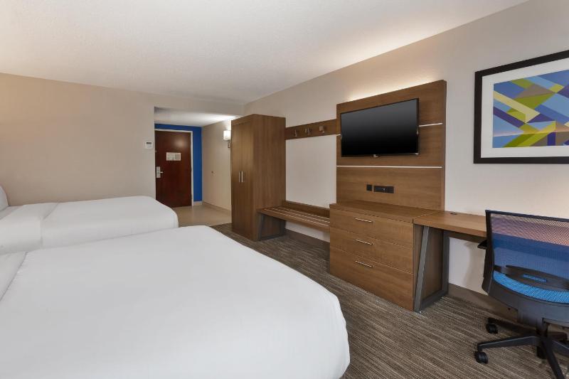Standard Queen Room with Two Queen Beds image 1