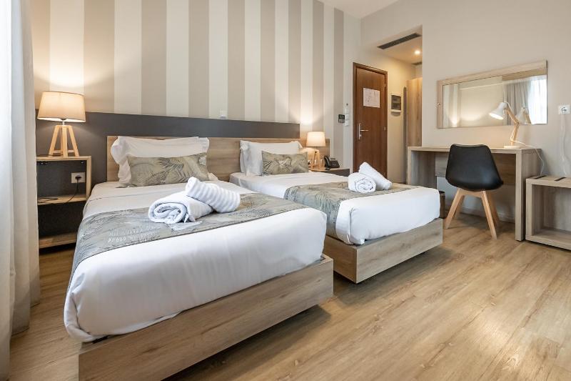 Superior Twin Room with Balcony image 3