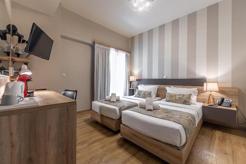 Superior Twin Room with Balcony image 4