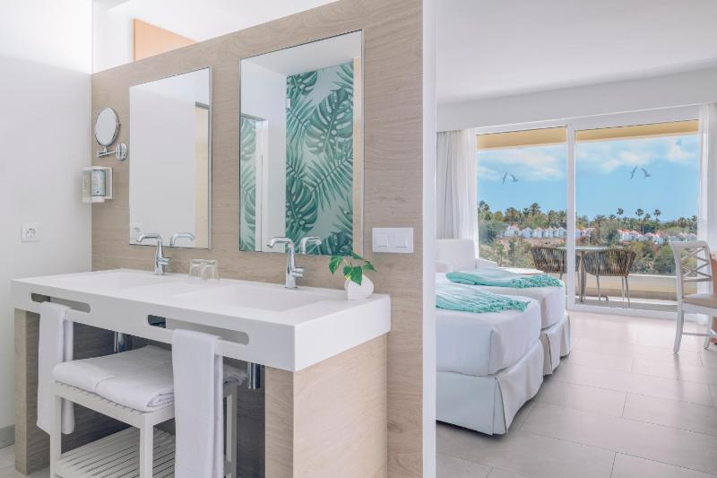 Superior Double Room Sea View image 3