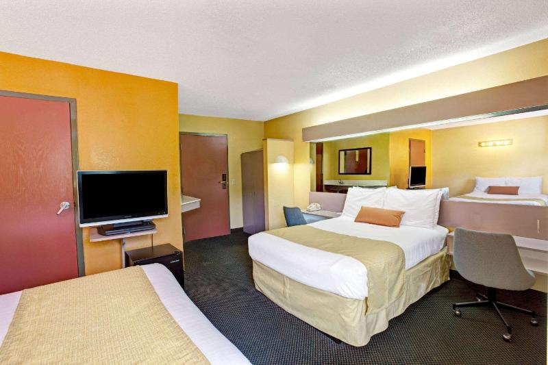 Queen Room with Two Queen Beds - Non-Smoking image 2