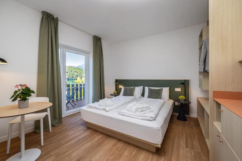 Deluxe Double Room image 3
