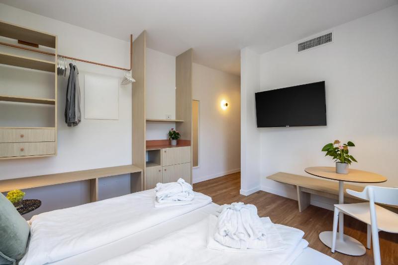 Deluxe Double Room image 4