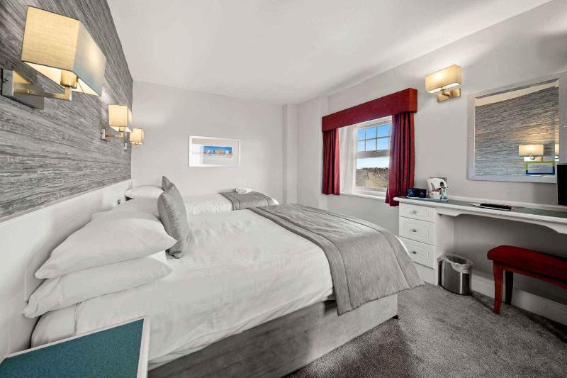 Double or Twin Room image 3