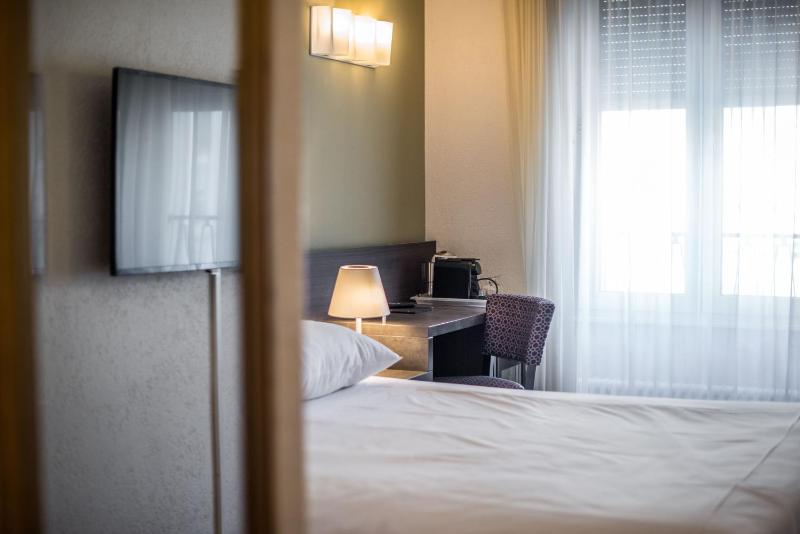 Classic Double Room image 3