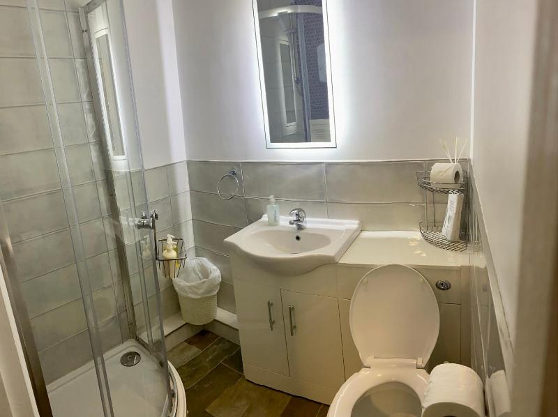 Single Room with Shared Bathroom image 2