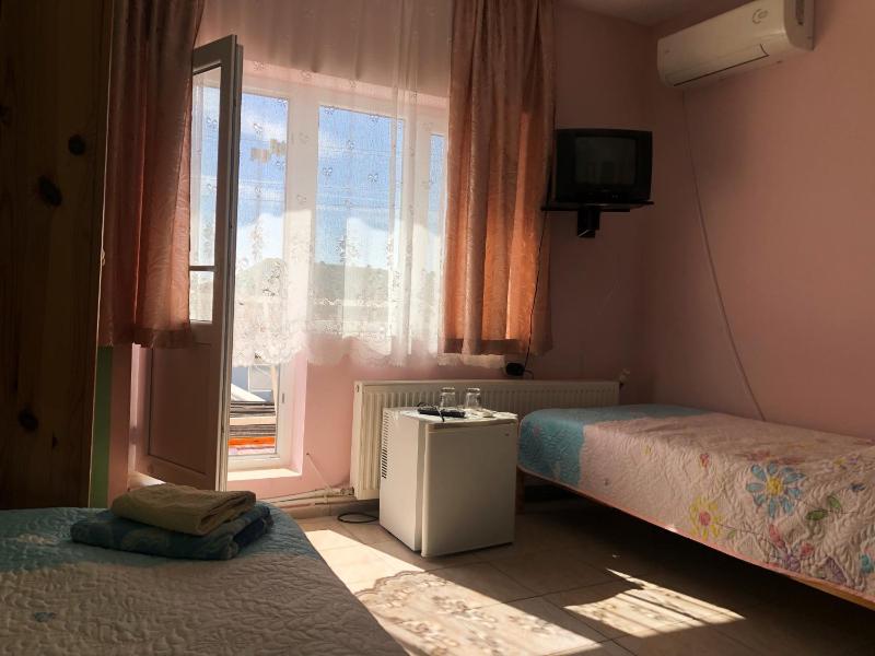 Twin Room image 2