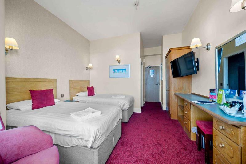 Double or Twin Room image 3