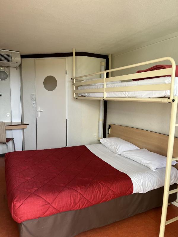 Triple Room (1 Double Bed + 1 Single Bed) image 3