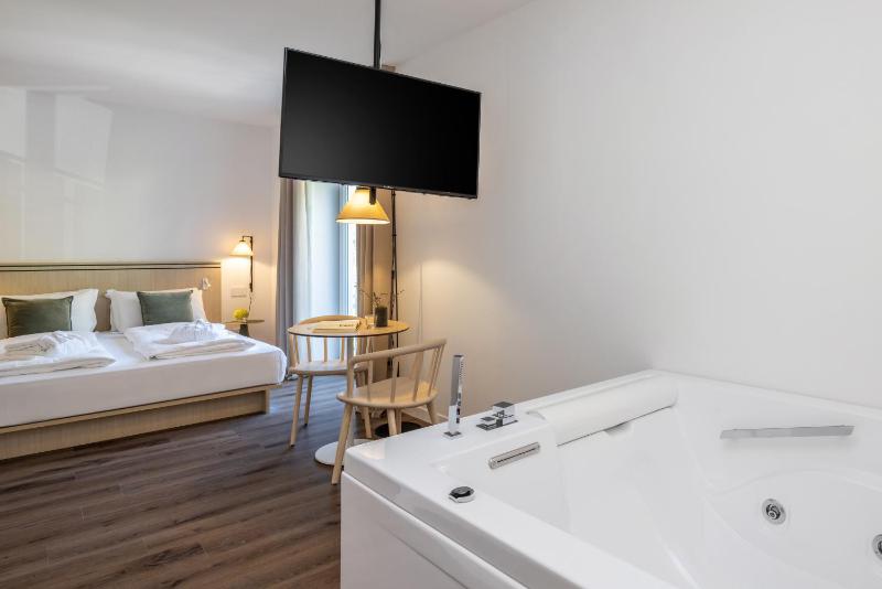 Suite with Hot Tub image 1