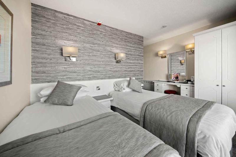 Standard Twin Room image 1