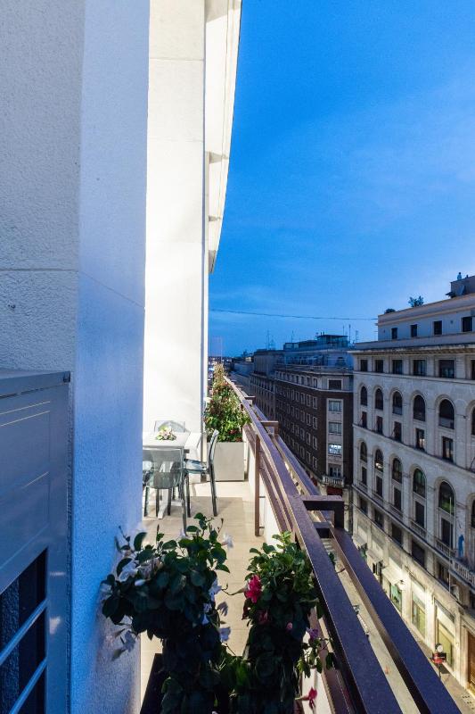 Deluxe Room with Balcony image 2