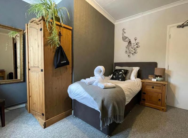 Single Room with Shared Bathroom image 1