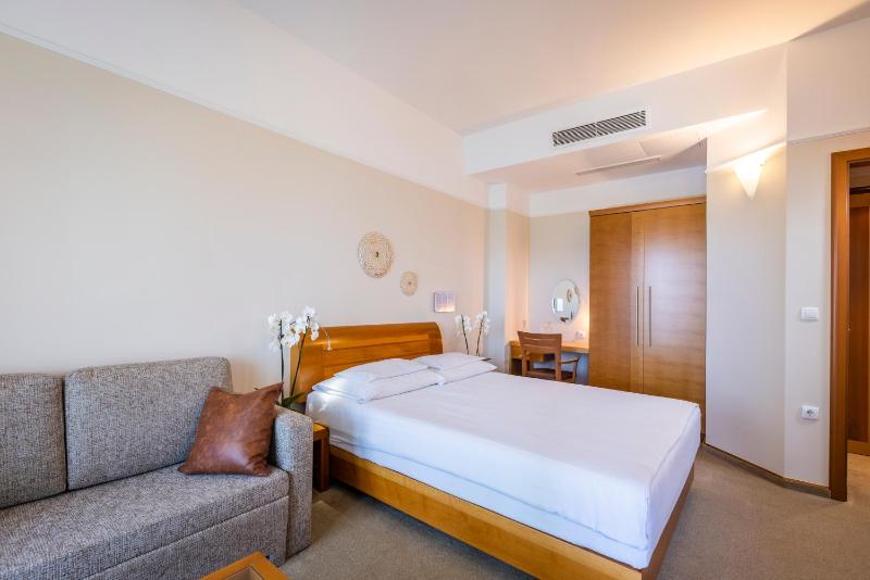 Economy Double Room with Balcony image 3