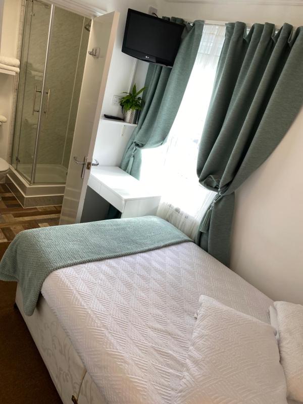 Small Double Room image 4