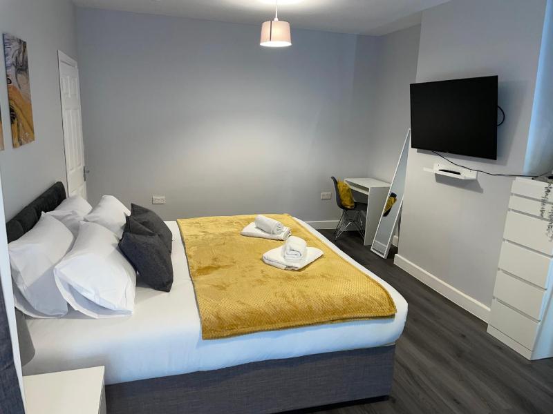 Modern 4 Bedroom House 10 mins from East Croydon with Garden and Free parking Images