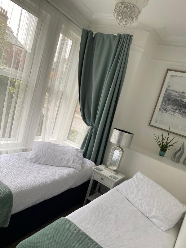 Standard Twin Room with Garden View image 1