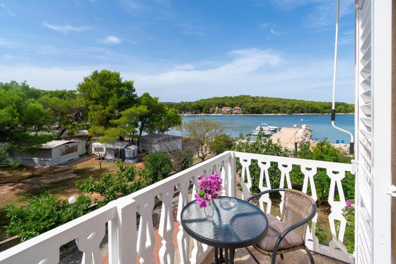Double Room with Balcony and Sea View image 3