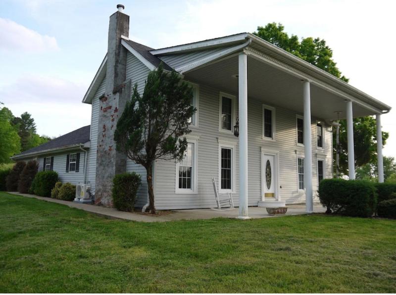 Six-Bedroom House image 3